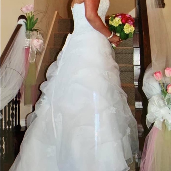 Beautiful white beaded corset style wedding gown. - Picture 5 of 7